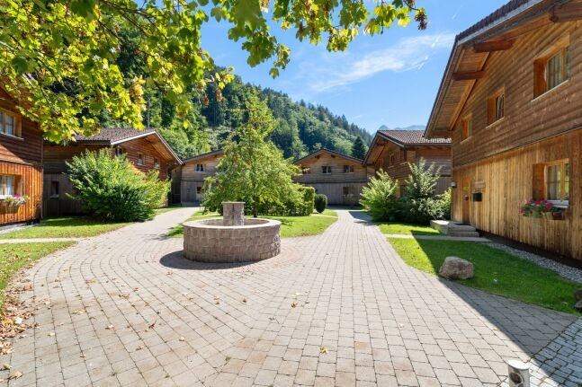 Chalet in Bartholomäberg, Montafon, mit Innenhof und Bergkulisse
