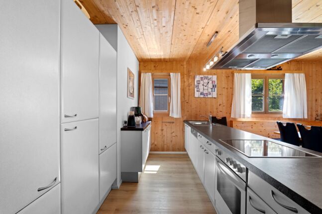Moderne weiße Einbauküche im Chalet