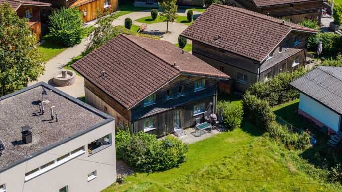 Luftaufnahme der Chalet-Siedlung in Bartholomäberg