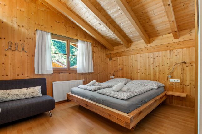 Schlafzimmer mit Holzverkleidung im Chalet