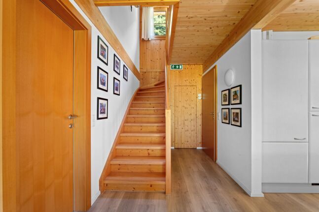 Holztreppe im Inneren des Chalets