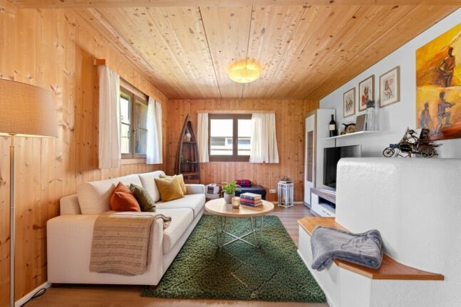 Gemütliches Wohnzimmer mit Holzverkleidung